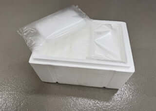 Glace carbonique 10 kg dans un emballage en polystyrène, idéal pour la conservation et le refroidissement.