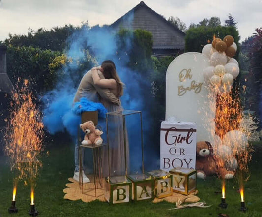 Pack Gender reveal glace carbonique, couple célébrant un gender reveal avec fumée bleue et décor festif.